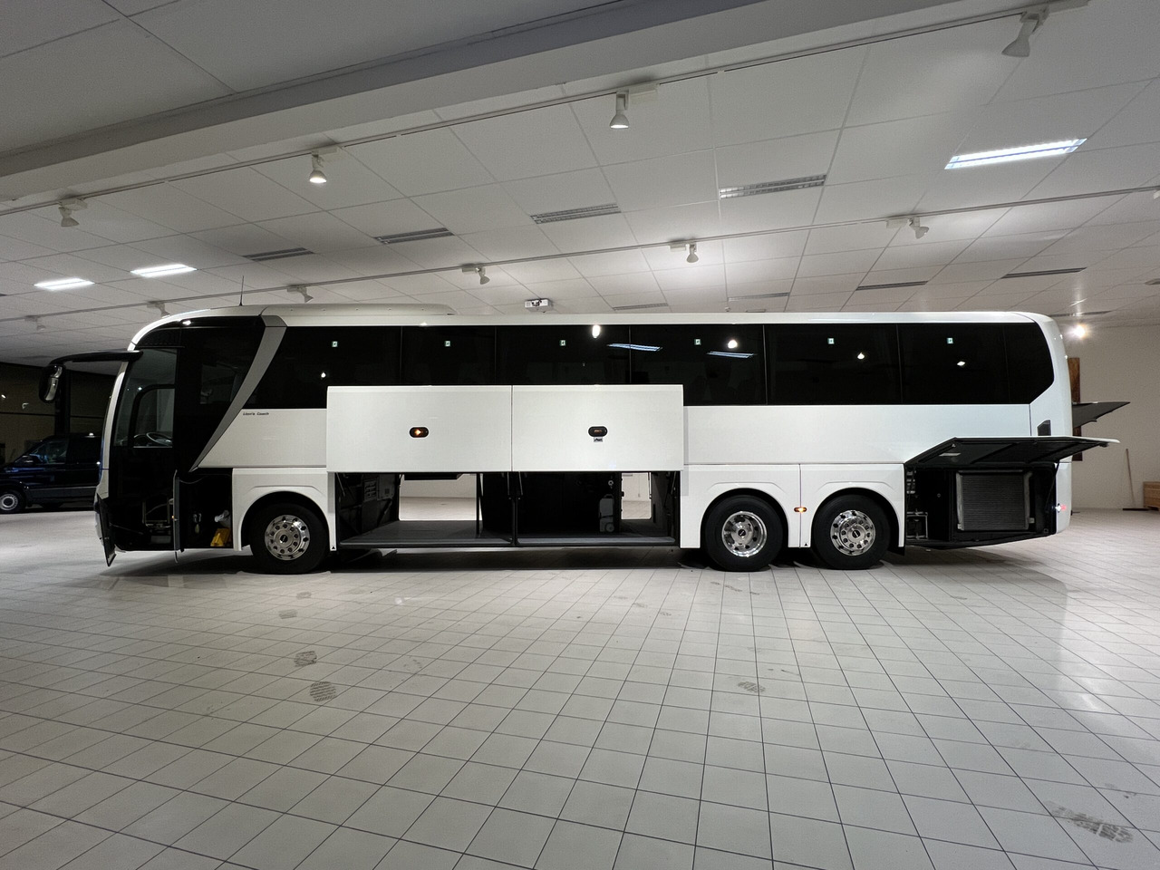 Turistički autobus MAN Lions Coach R09 Euro 6E (Dark Edition): slika Turistički autobus MAN Lions Coach R09 Euro 6E (Dark Edition)