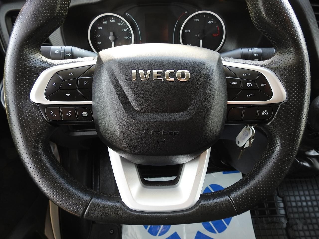 Dostavno vozilo s ceradom IVECO Daily Curtain side: slika Dostavno vozilo s ceradom IVECO Daily Curtain side