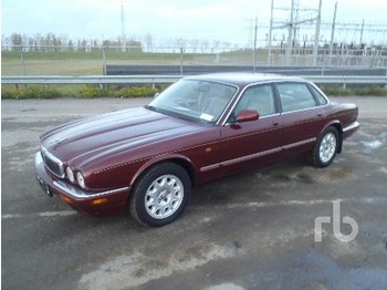 Jaguar XJ8 - Automobil