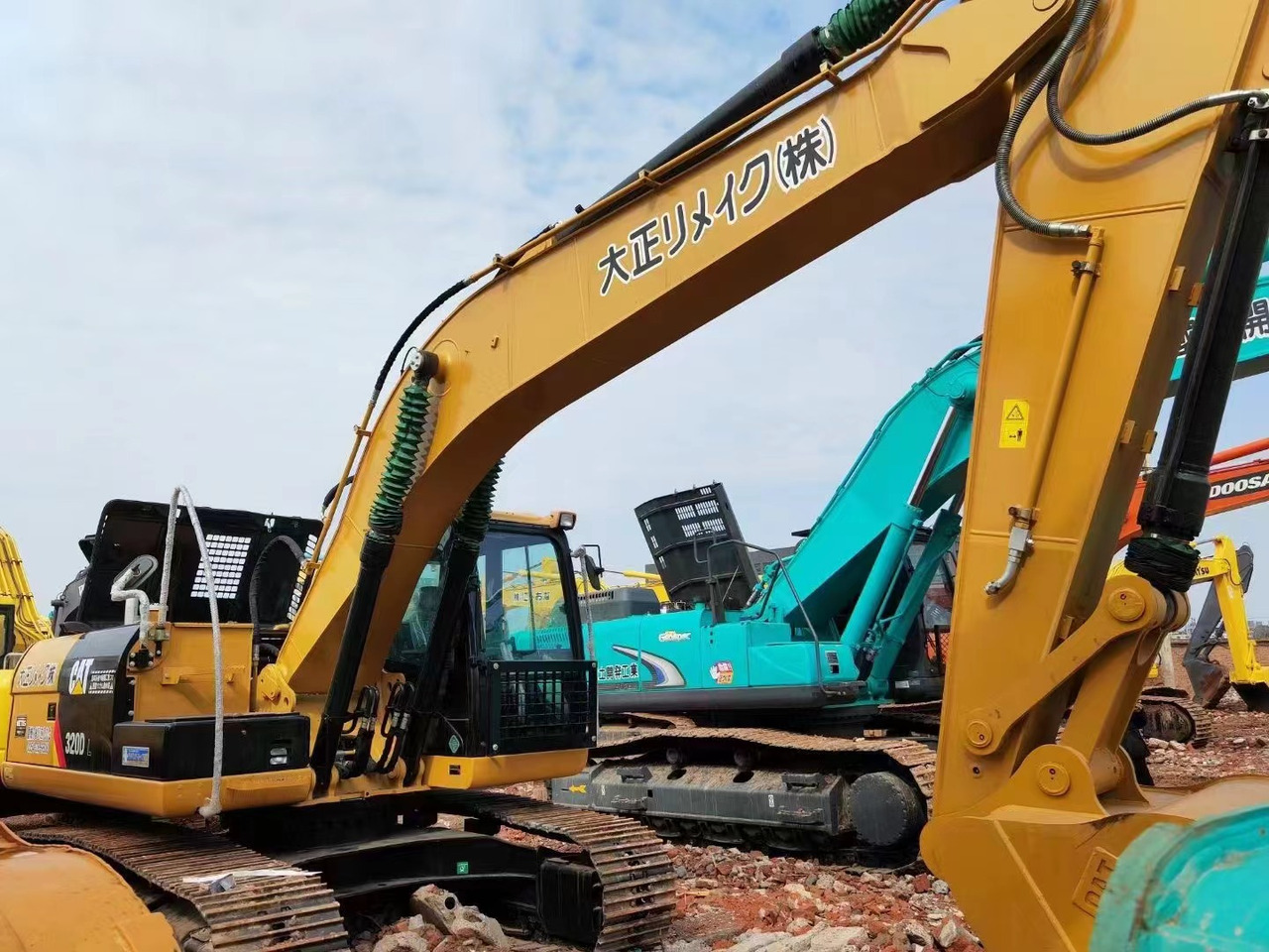 Bager gusjeničar 20 ton Large used engineering construction machinery  CATERPILLAR 320DL good condition in ready stock on sale: slika Bager gusjeničar 20 ton Large used engineering construction machinery  CATERPILLAR 320DL good condition in ready stock on sale