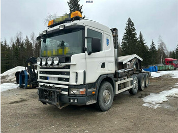 Kamion s kukastom dizalicom Scania R144 460 Tridem Hook truck with truck bed