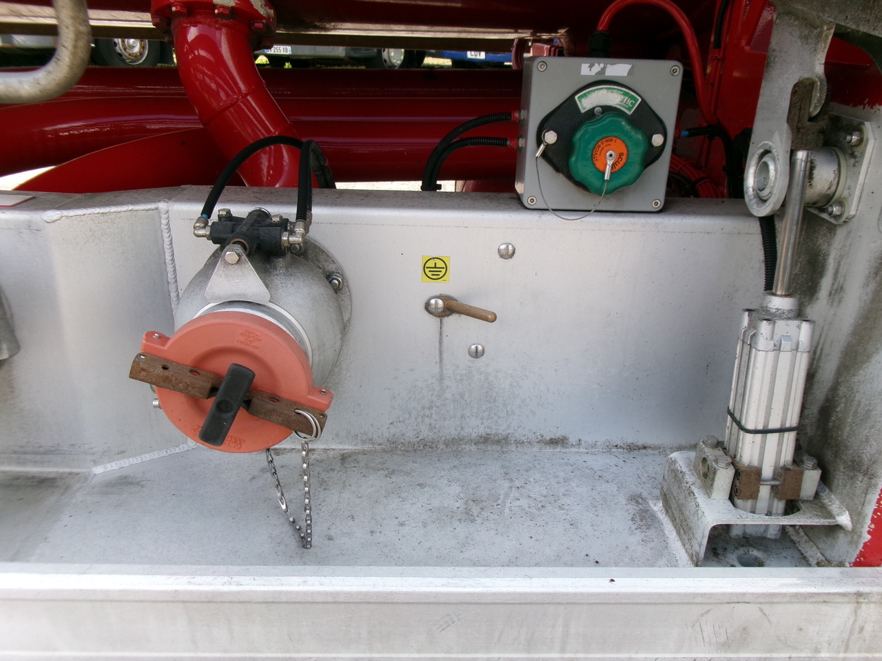Poluprikolica cisterna za prijevoz goriva Feldbinder Fuel tank alu 44.6 m3 + pump: slika Poluprikolica cisterna za prijevoz goriva Feldbinder Fuel tank alu 44.6 m3 + pump