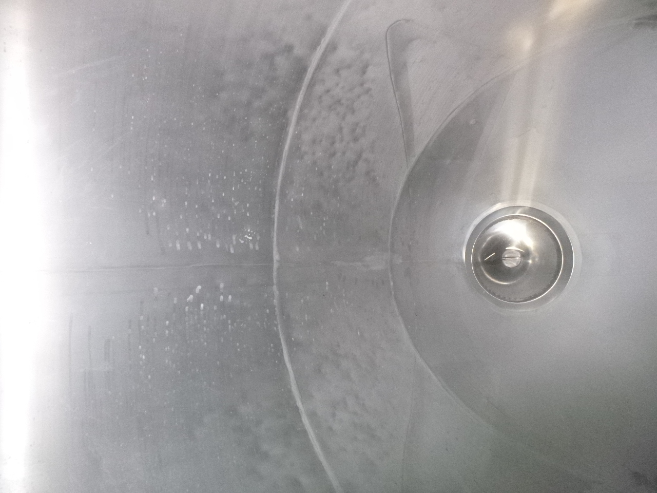 Poluprikolica cisterna za prijevoz brašna Feldbinder Powder tank alu 63 m3 (tipping): slika Poluprikolica cisterna za prijevoz brašna Feldbinder Powder tank alu 63 m3 (tipping)