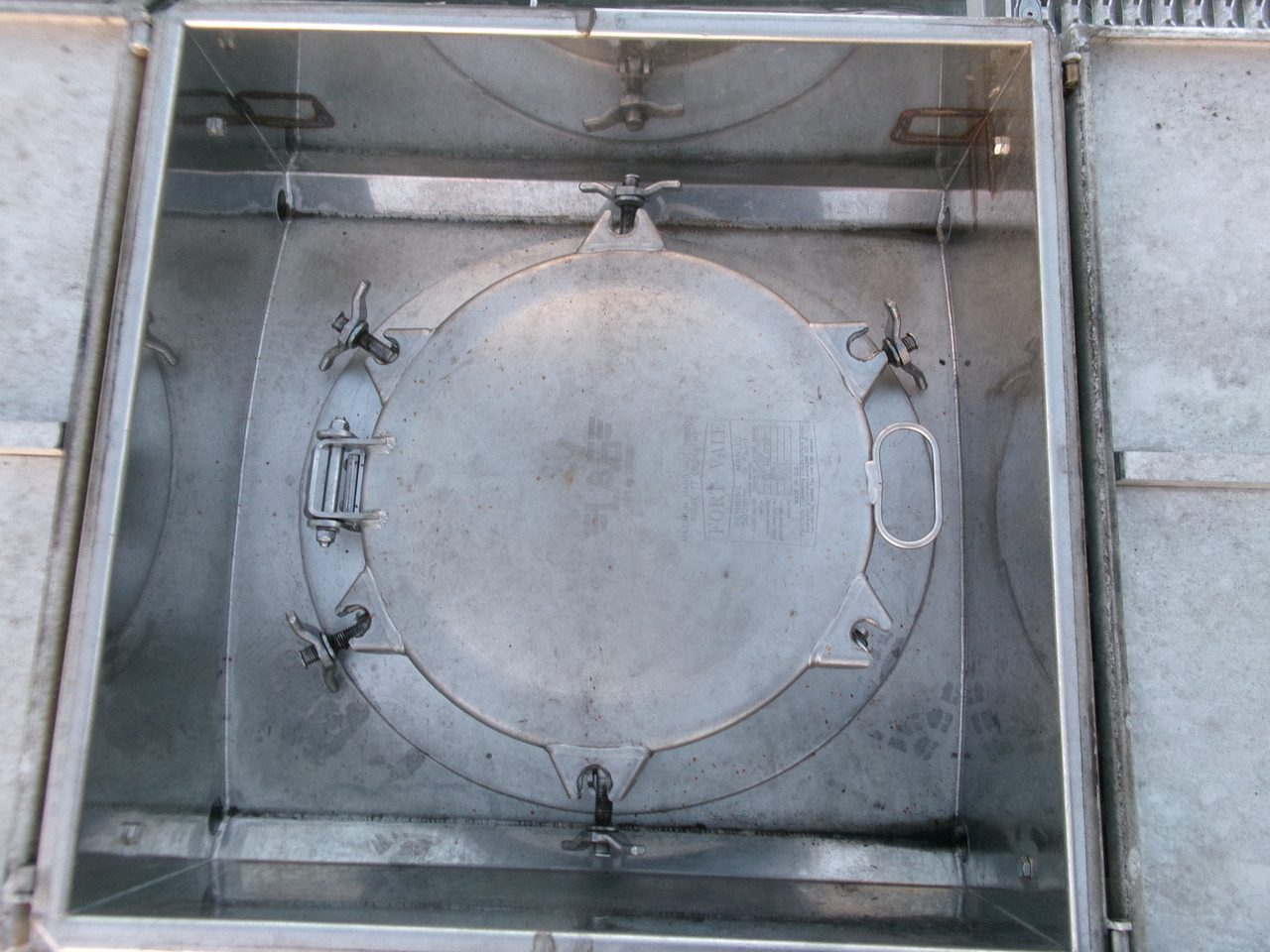 Poluprikolica cisterna za prijevoz kemikalija L.A.G. Chemical tank inox 37.5 m3 / 1 comp: slika Poluprikolica cisterna za prijevoz kemikalija L.A.G. Chemical tank inox 37.5 m3 / 1 comp
