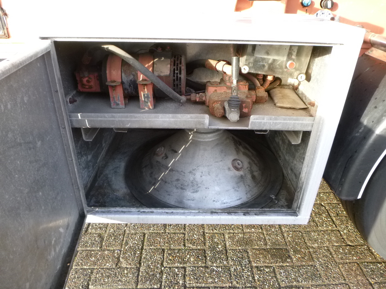 Poluprikolica cisterna za prijevoz brašna L.A.G. Powder tank alu 60.5 m3 (tipping): slika Poluprikolica cisterna za prijevoz brašna L.A.G. Powder tank alu 60.5 m3 (tipping)