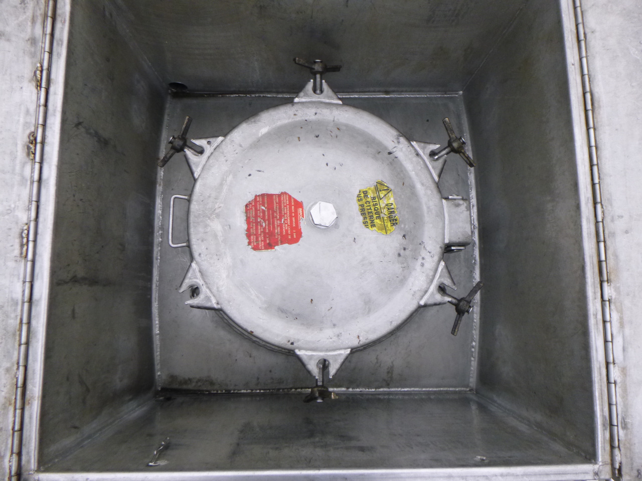 Poluprikolica cisterna za prijevoz kemikalija Maisonneuve Chemical tank inox L4BH 29.8 m3 / 1 comp: slika Poluprikolica cisterna za prijevoz kemikalija Maisonneuve Chemical tank inox L4BH 29.8 m3 / 1 comp