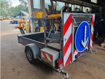 Mersch Absperrtafel Nissen VZ 616 B3 LED Ausführung Auffahrampe Verkehrsleittafel Verkehrsleitanhänger Verkehrssicherungsanhänger Horizont Trebbiner Verkehrssicherung Baustellenabsicherung Unimog Auto - Prikolica