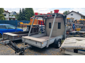 Trebbiner Absperrtafel VZ616 LED Funkwarnmeldeanlage Absperrtafel Sperrwand Verkehrsleittafel Verkehrsleitanhänger Verkehrssicherungsanhänger Leitanhänger Leittafel Verkehrssicherung Nissen Horizont - Prikolica