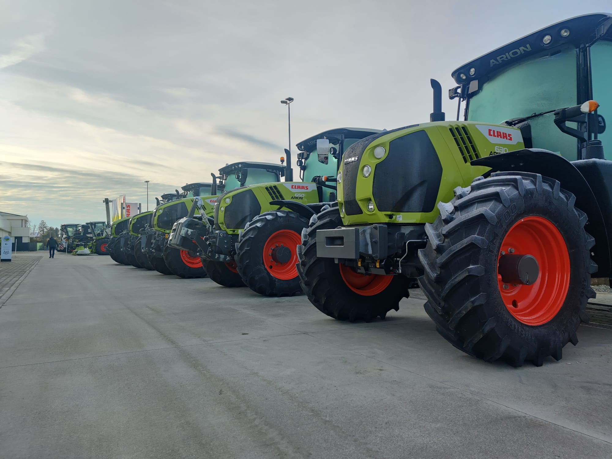 CLAAS Agricoltura S.r.l - Poljoprivredni strojevi MASSEY FERGUSON undefined: slika CLAAS Agricoltura S.r.l - Poljoprivredni strojevi MASSEY FERGUSON undefined