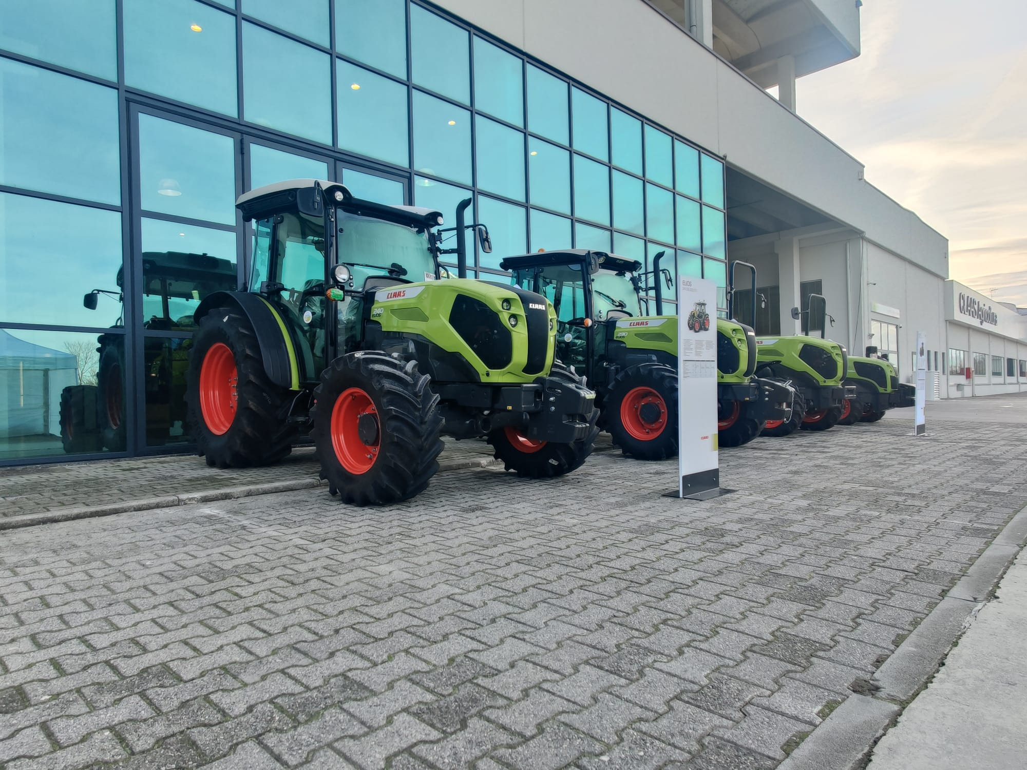 CLAAS Agricoltura S.r.l - Poljoprivredni strojevi MASSEY FERGUSON undefined: slika CLAAS Agricoltura S.r.l - Poljoprivredni strojevi MASSEY FERGUSON undefined