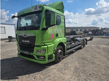 Kamion s kukastom dizalicom MAN TGS