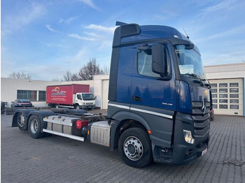 Transporter kontejnera/ Kamion s izmjenjivim sanducima MERCEDES-BENZ