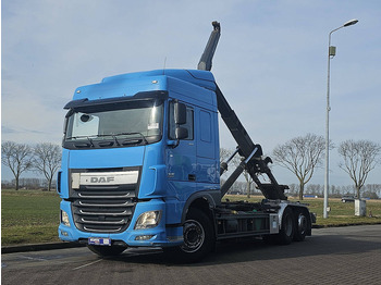 Kamion s kukastom dizalicom DAF XF 460