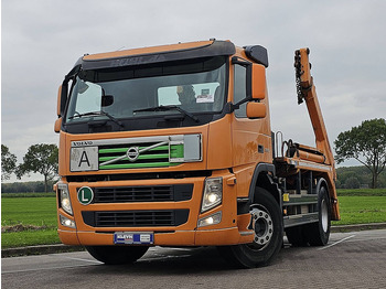 Utovarivač s proklizavajućim upravljanjem VOLVO FM 330