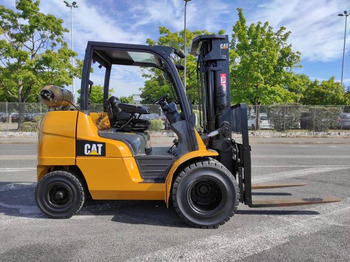 Plinski viličar Caterpillar GP40N: slika Plinski viličar Caterpillar GP40N