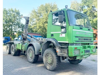 Kamion s kukastom dizalicom