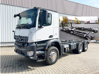 Kamion s kukastom dizalicom MERCEDES-BENZ Arocs 2642