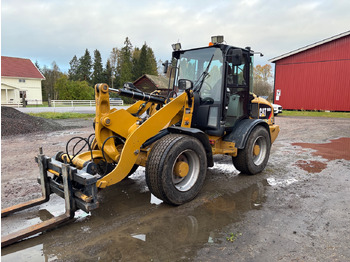Utovarivač na kotačima CATERPILLAR 906H