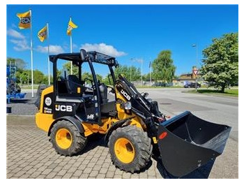 Zglobni utovarivač JCB