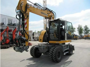 Bager na kotačima LIEBHERR A 913
