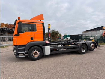 Kamion s kukastom dizalicom MAN