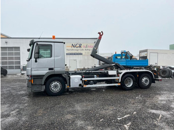 Kamion s kukastom dizalicom MERCEDES-BENZ