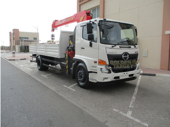 Kamion s kranom HINO
