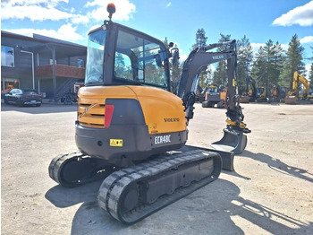 Mini bager Volvo ECR48C PYÖRITTÄJÄ PIHDEILLÄ: slika Mini bager Volvo ECR48C PYÖRITTÄJÄ PIHDEILLÄ