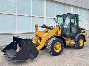 Utovarivač na kotačima CATERPILLAR 906M