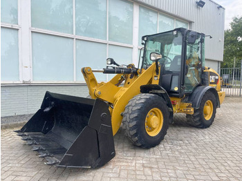 Utovarivač na kotačima CATERPILLAR 906M