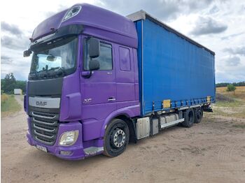 Kamion s ceradom DAF XF 106