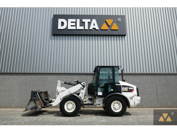 Utovarivač na kotačima CATERPILLAR 906M