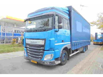 Kamion s ceradom DAF XF