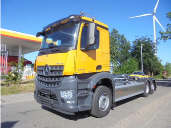 Kamion s kukastom dizalicom MERCEDES-BENZ Arocs