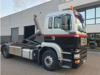 Kamion s kukastom dizalicom MAN