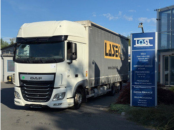 Kamion s ceradom DAF XF 440