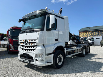 Kamion s kukastom dizalicom MERCEDES-BENZ Arocs