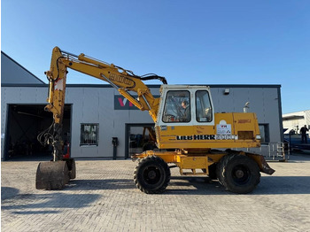 Bager na kotačima LIEBHERR A 900