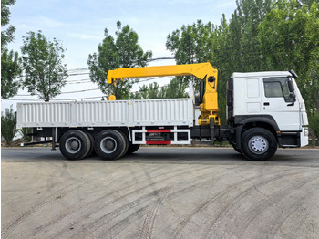 Kamion s kranom SINOTRUK HOWO