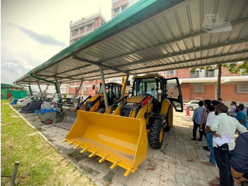 Novi Rovokopač-utovarivač CATERPILLAR 424: slika Novi Rovokopač-utovarivač CATERPILLAR 424