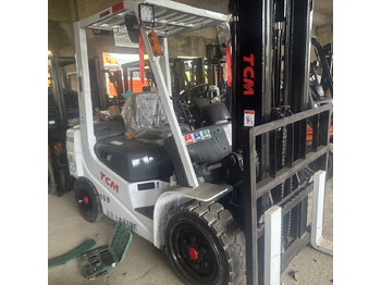 Diesel viličar TCM 35N: slika Diesel viličar TCM 35N Diesel viličar TCM 35N: slika Diesel viličar TCM 35N