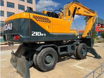 Bager na kotačima HYUNDAI R210