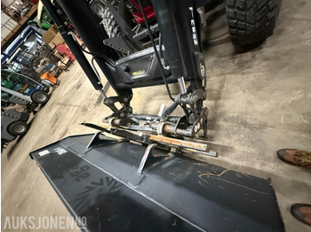 Traktor Valtra A104 m Laster, skuffe og pallegaffel: slika Traktor Valtra A104 m Laster, skuffe og pallegaffel Traktor Valtra A104 m Laster, skuffe og pallegaffel: slika Traktor Valtra A104 m Laster, skuffe og pallegaffel