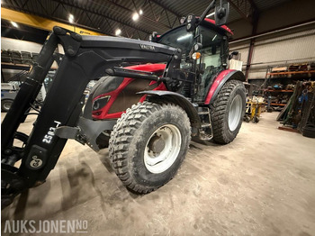 Traktor Valtra A104 m Laster, skuffe og pallegaffel: slika Traktor Valtra A104 m Laster, skuffe og pallegaffel Traktor Valtra A104 m Laster, skuffe og pallegaffel: slika Traktor Valtra A104 m Laster, skuffe og pallegaffel
