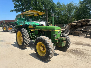Traktor s visokim klirensom John Deere 1640 4x4: slika Traktor s visokim klirensom John Deere 1640 4x4 Traktor s visokim klirensom John Deere 1640 4x4: slika Traktor s visokim klirensom John Deere 1640 4x4