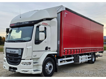 Kamion s ceradom DAF LF