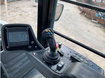 Cestovni valjak CAT CB 7: slika Cestovni valjak CAT CB 7