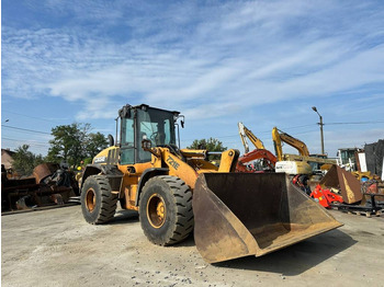 Utovarivač na kotačima CASE