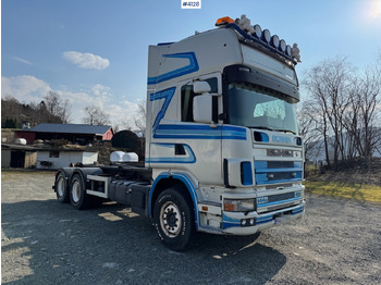 Kamion s kukastom dizalicom SCANIA R144