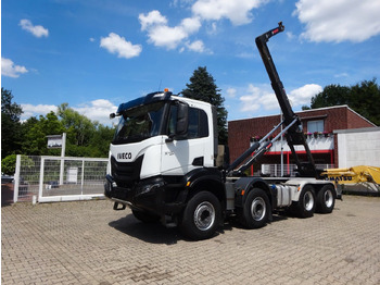 Kamion s kukastom dizalicom IVECO X-WAY